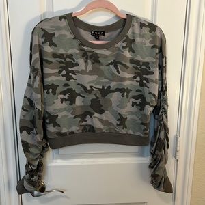 Cropped camo shirt with rouched sleeves. Size large